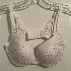 ⚫️ Maidenform White Floral Embroidered Bra (32C)